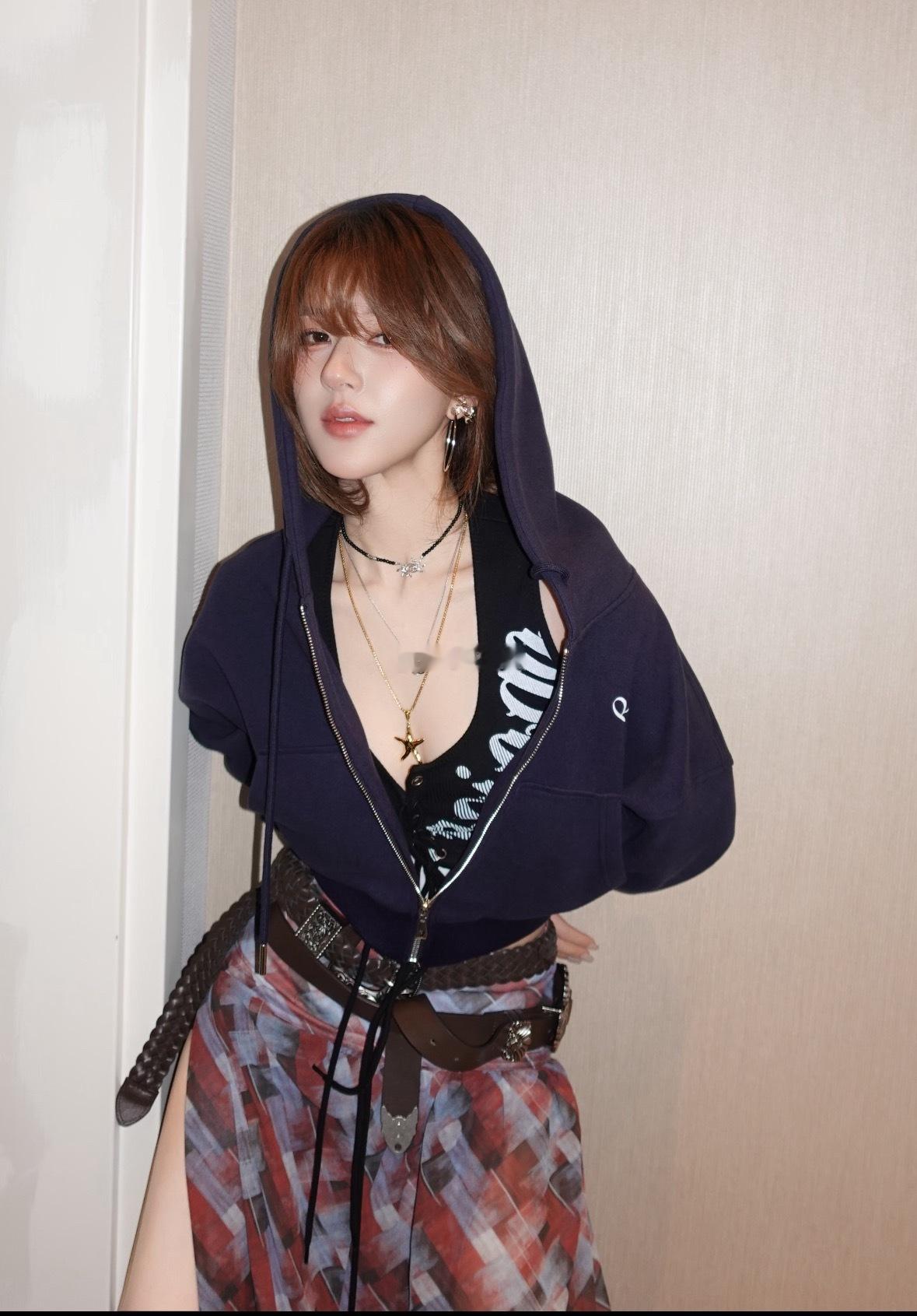 这才是别人费尽心机但她却不费吹灰之力就拥有的时尚感啊 