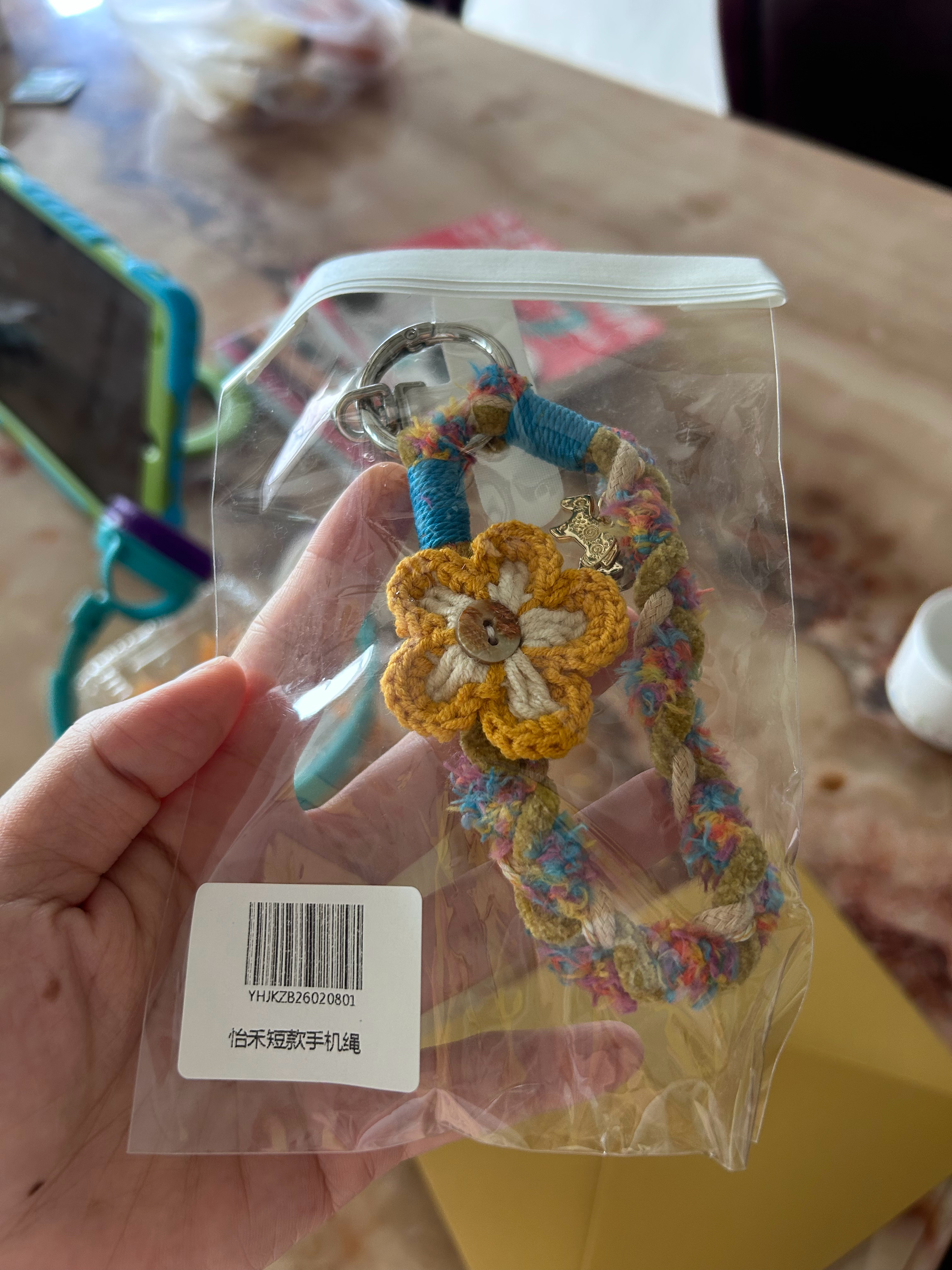 怡禾这个手机绳莫名其妙打中了我的审美也不知道他们有没有在卖反正我觉得很可爱 （问