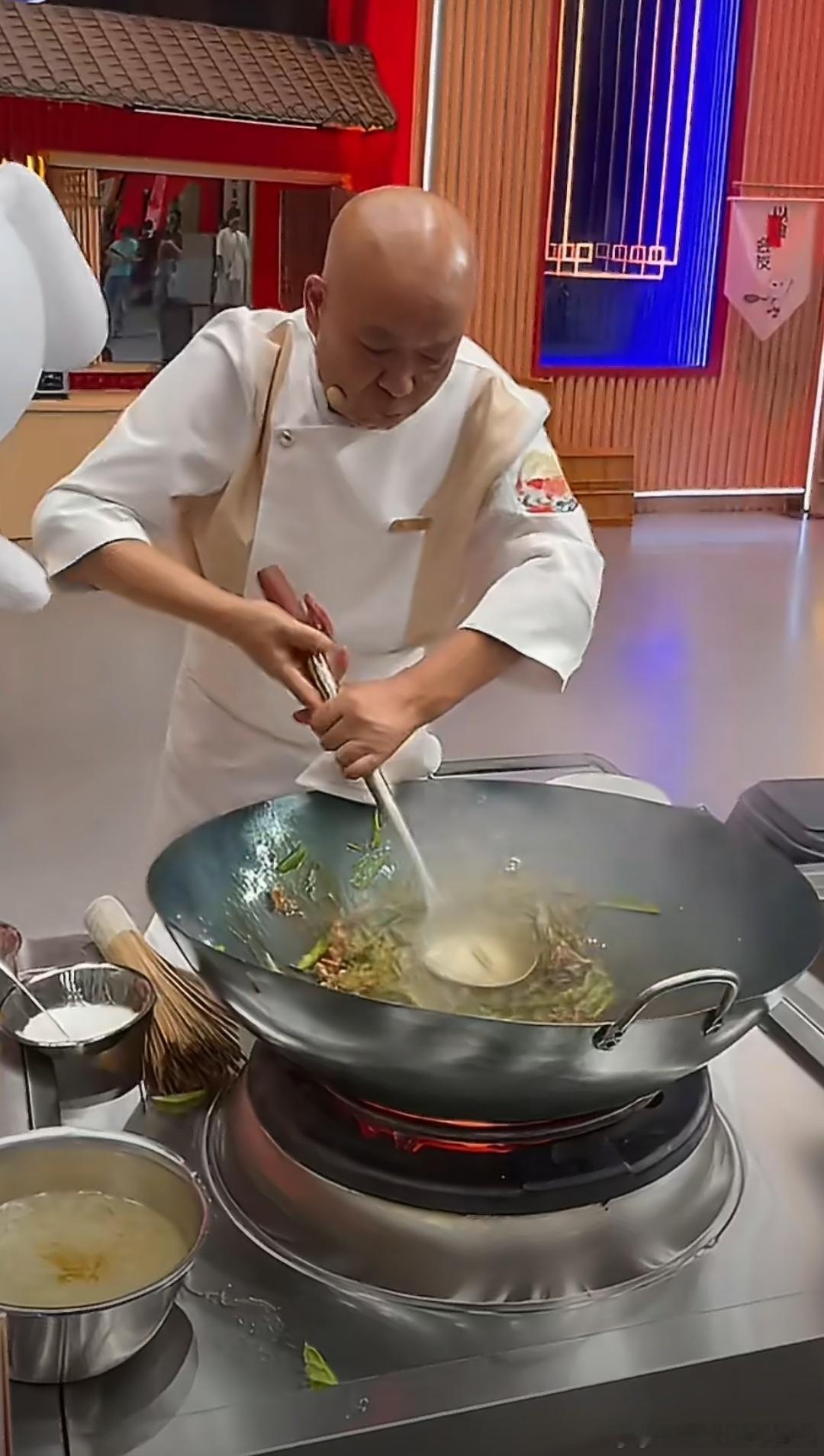 谢光头这一秒开大火 谢光头师傅在《家乡美食大赛》上的夺冠之作真的太惊艳了，那一秒