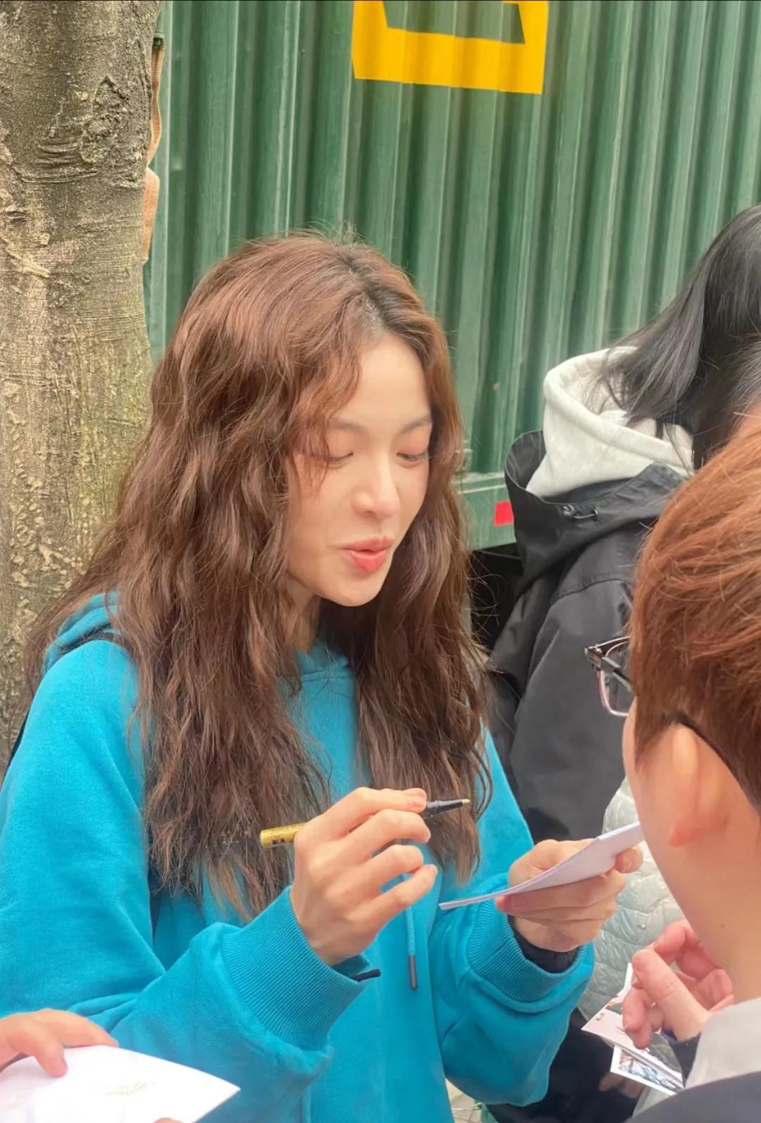 电影《好东西》开机看到了钟楚曦，她这个发型看起来好可爱，好俏皮呀，钟楚曦这张脸好