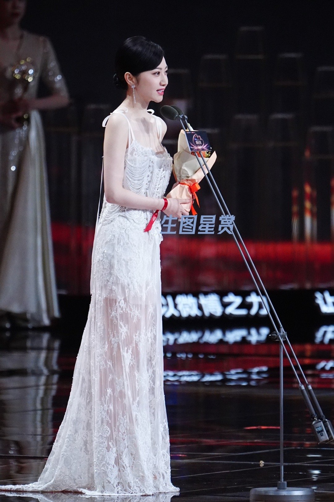 景甜辛芷蕾同台微博之夜颁奖典礼，甜美和妩媚的碰撞🌸🌹 ​​​