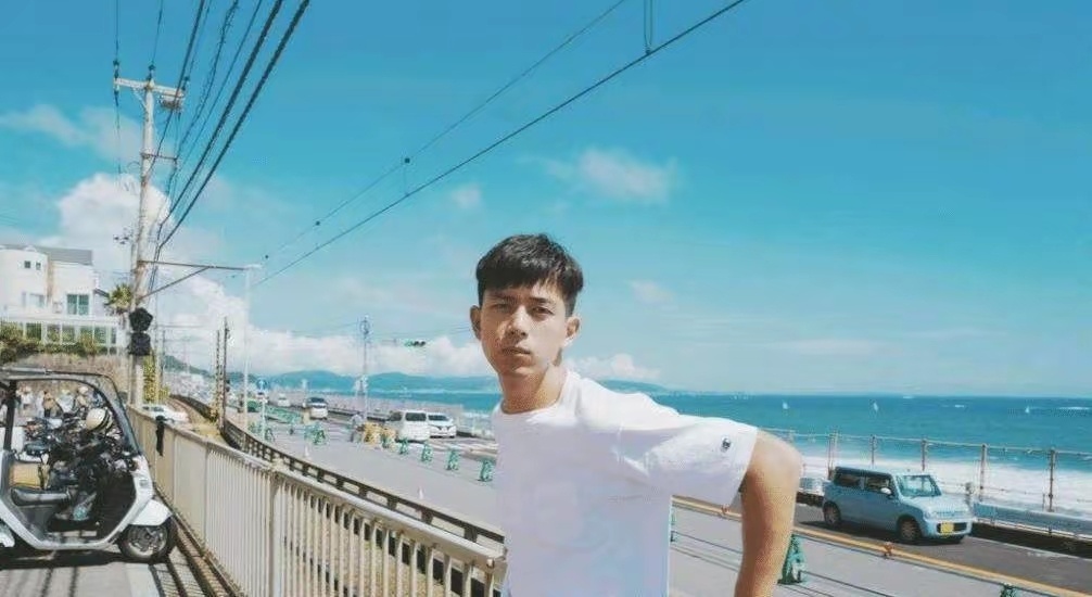 李现 晓雪我喜欢李现，一开始是因为他在电视剧里扮演的角色吸引了我。渐渐地，我开始