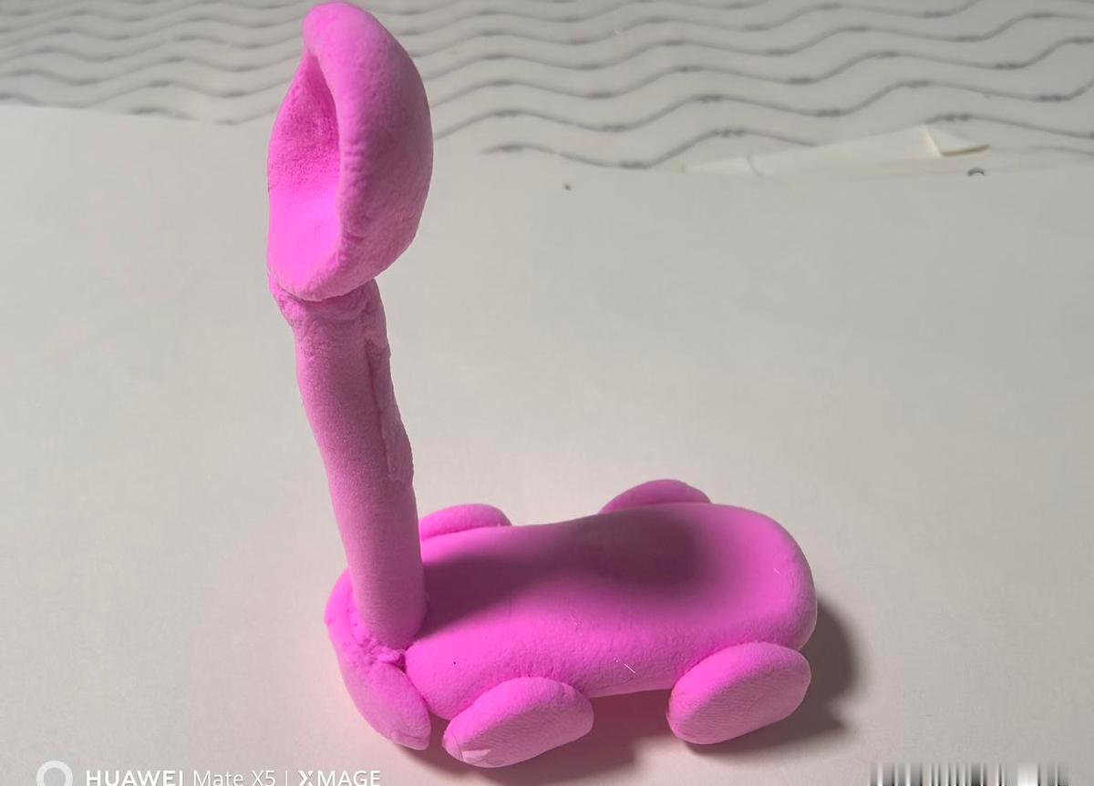 孩子捏橡皮泥能坐一小时，一翻开课本就坐不住——不是他调皮，是课本太闷。
手工能摸