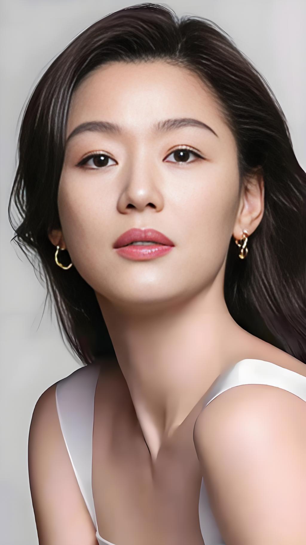 韩国第一美女全智贤封神：25年稳居顶流，颜值演技双巅峰
 
她是公认的“韩国第一