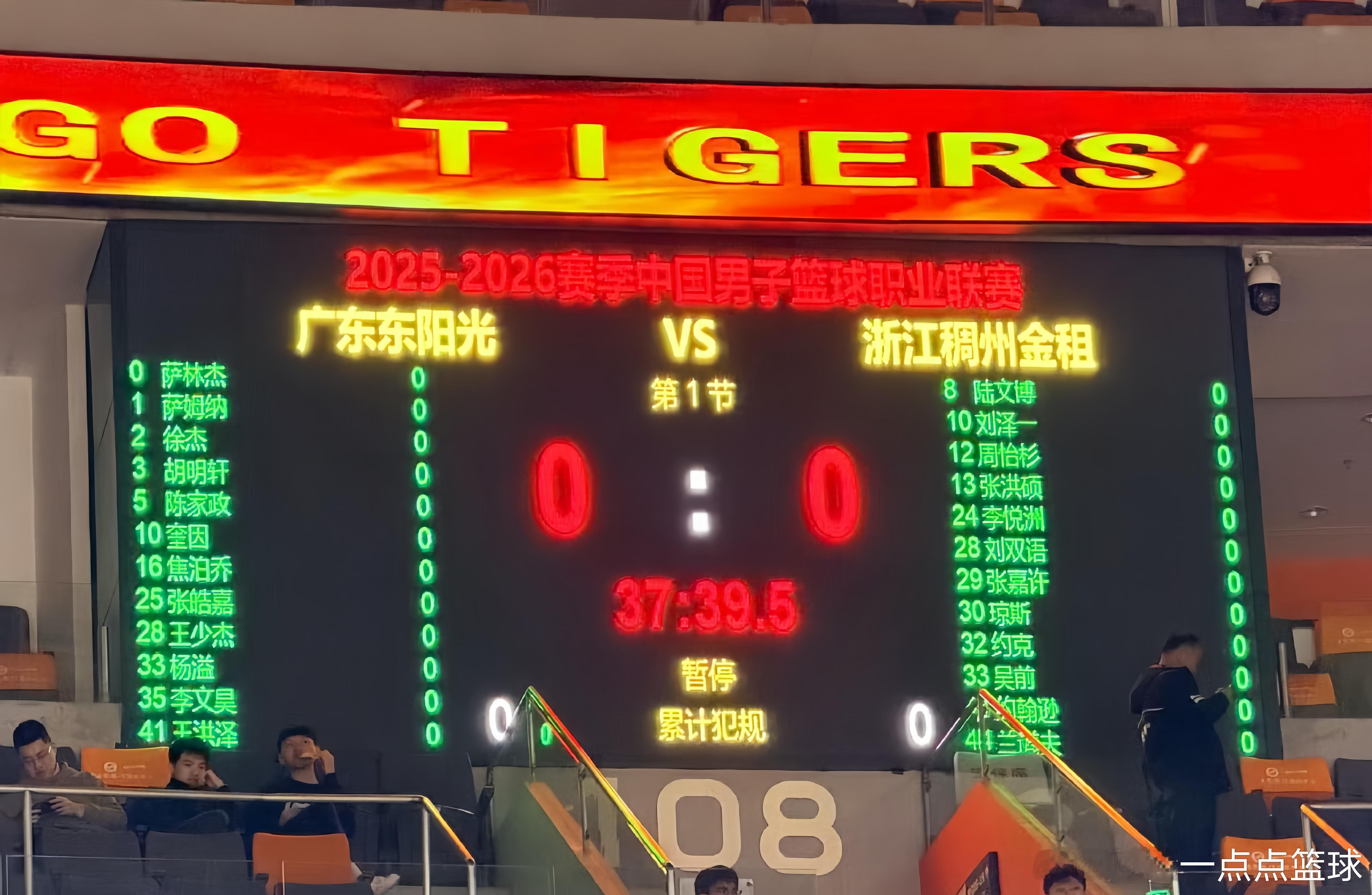 徐杰、奎因进入了今天晚上广东宏远对阵浙江稠州男篮的12人大名单哦！赛前12人大名