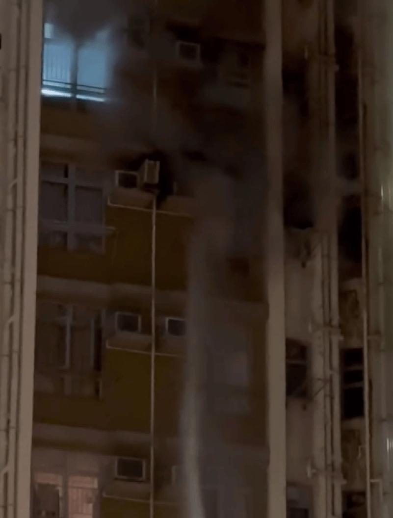 今日（1月8日）晚上近7时，香港观塘蓝田邨蓝蔚楼一低层单位起火。现场火光冲天，浓