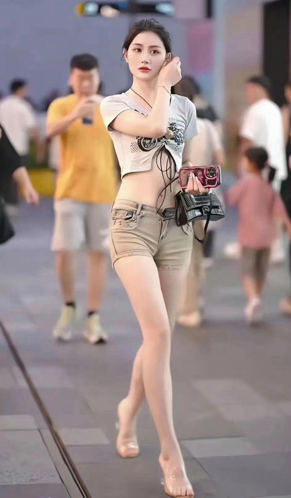 这才是真正的肤白貌美大长腿，举手投足之间，一举一动一颦一笑，都尽显温柔妩媚。

