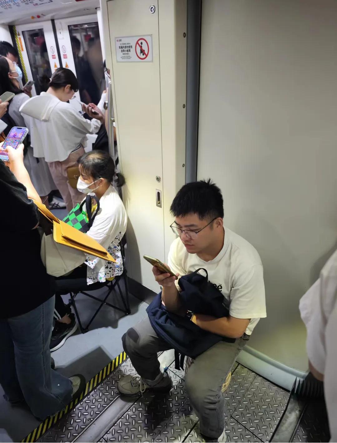 #记录秋日生活点滴#地铁自带凳子的人，是真的很没教养，天天坐，站一会都不行了？