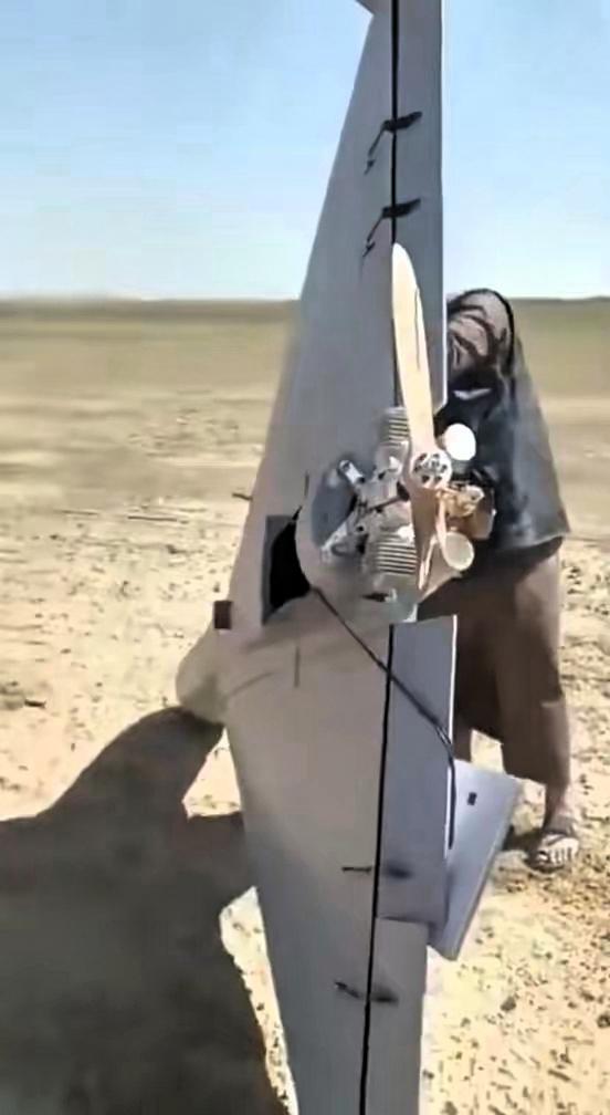 天上掉馅饼，正好砸中伊拉克老乡！

伊拉克老乡真兴运，美军无人机完好砸手里。
