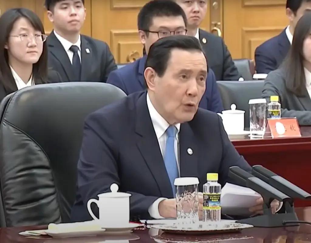 这次会面选在北京人民大会堂的东大厅，台湾媒体人谢寒冰分析认为，其中一个原因，以东