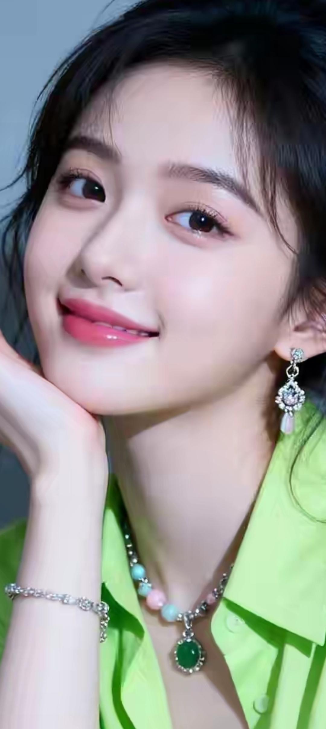 清新少女风，绿色衬衫搭配珍珠项链，甜美笑容，元气满满！🌟✨