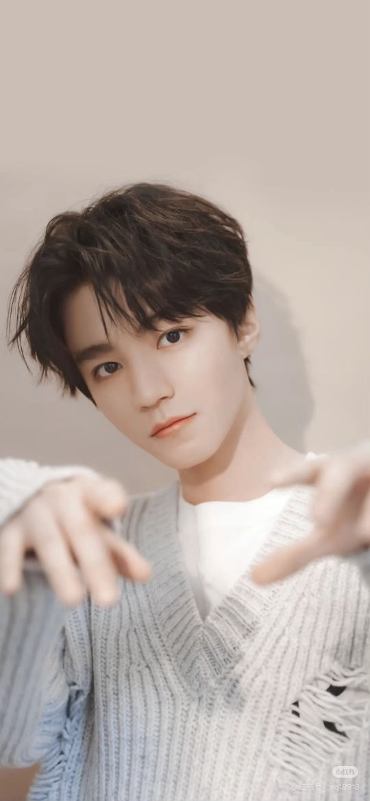 王俊凯终于原谅演唱会 从青涩爱豆到舞台王者，七年沉淀就为这巡演！官宣文案我背得比