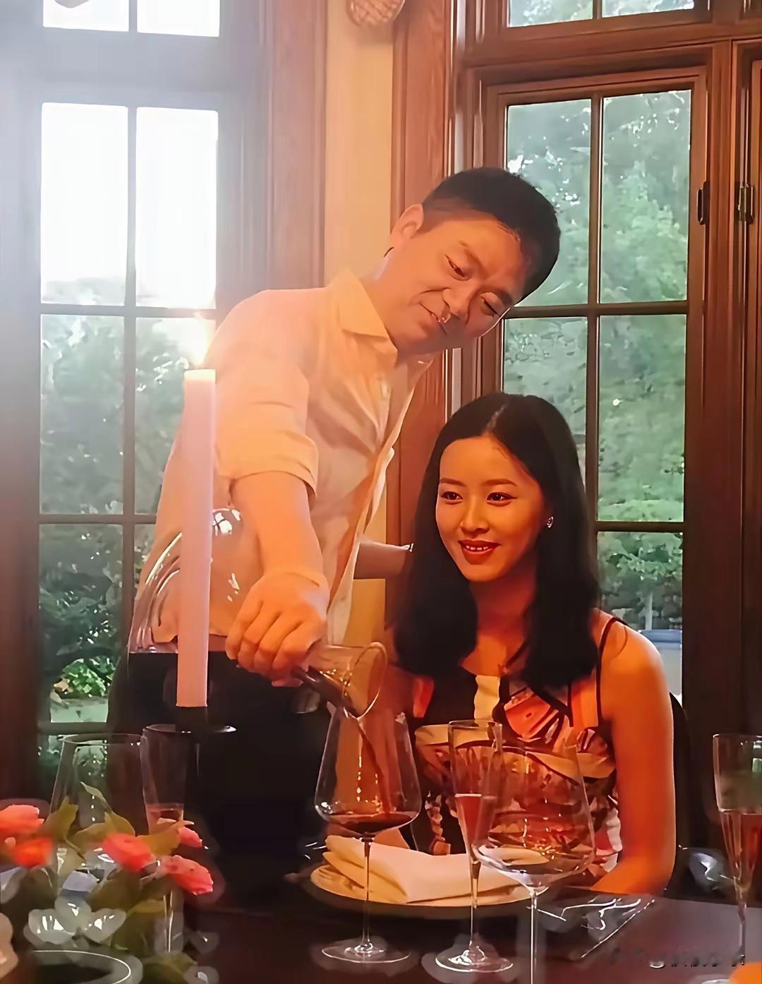 刘强东和奶茶妹最近又嗮了一张合照，看着恩爱，实为摆拍，各怀各的心思。强哥的美国绯
