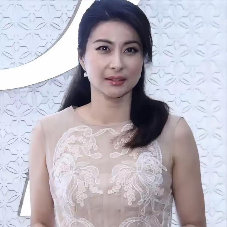 这是一个关于蓝月亮如何通过战略性投入和坚持市场教育，最终成为行业领军品牌的经典案