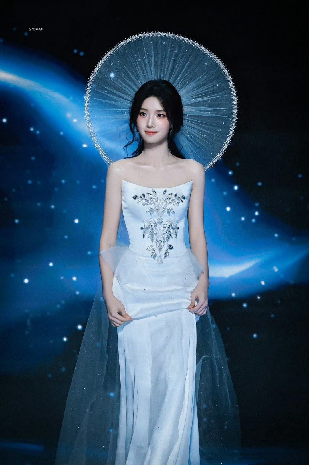 卢昱晓顶个光圈就来了 完全就是我的心目中白月光女神了吧，卢昱晓顶个光圈就来了，这