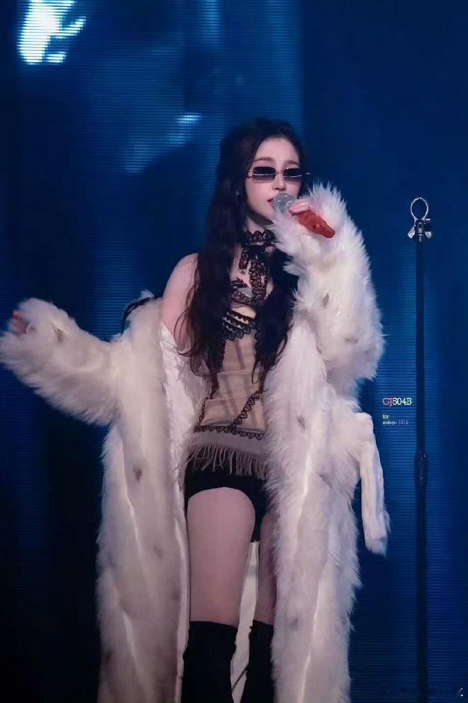 虞书欣清唱视频的退出键在哪里谁懂啊！虞书欣清唱视频根本停不下来，唱功肉眼可见在进