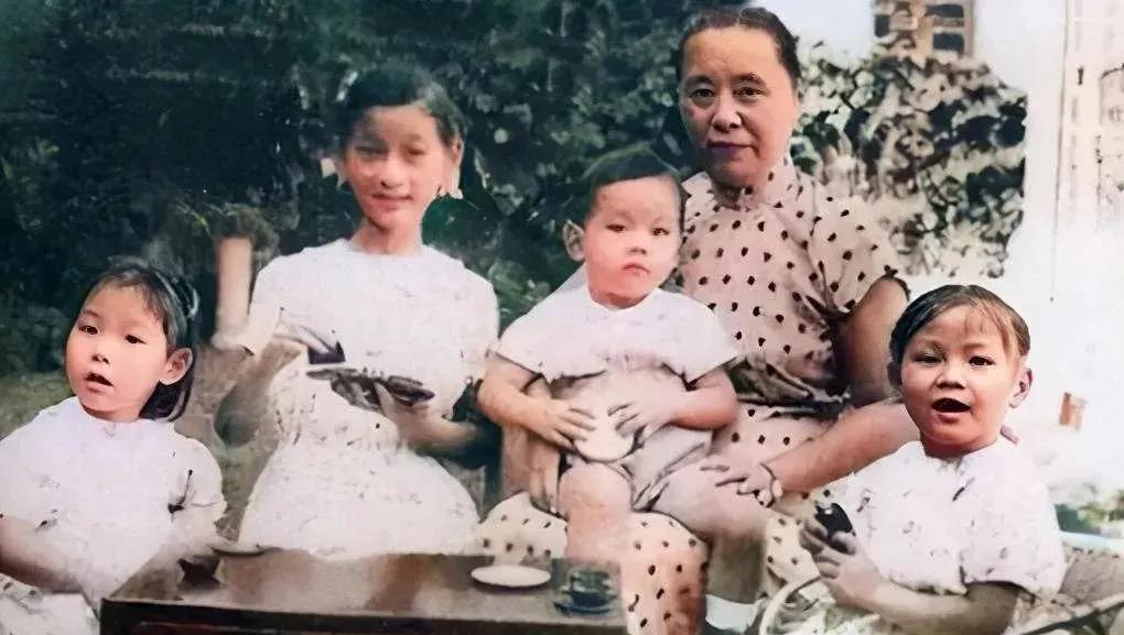 抗战爆发后，张幼仪兴奋地跟家人说：“发财的机会来了！”在短短几年内，她凭借过人的