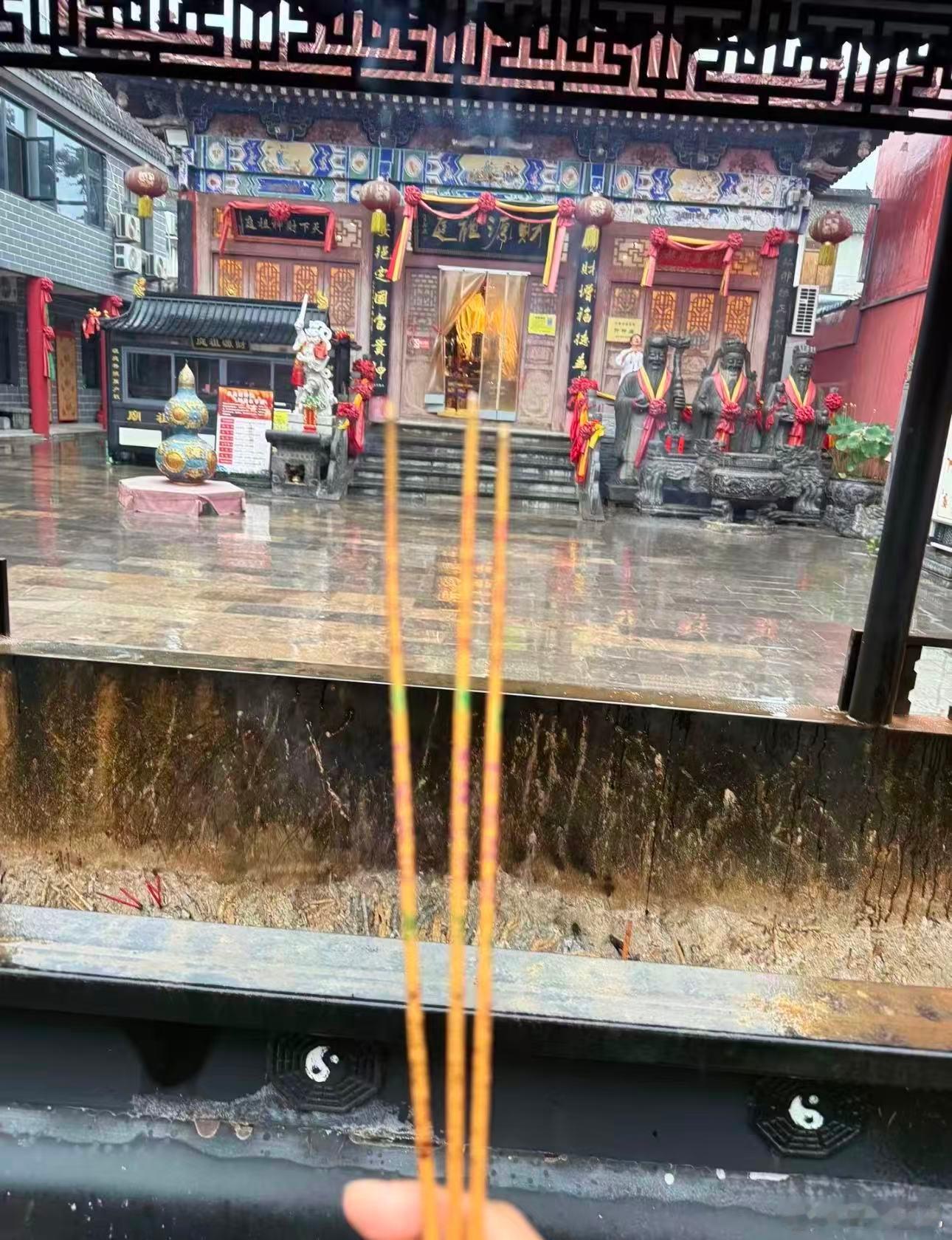 玄学角度讲：财是养命之源，财由善生。多行善举，广种善因，自有福报相随。愿各位缘主