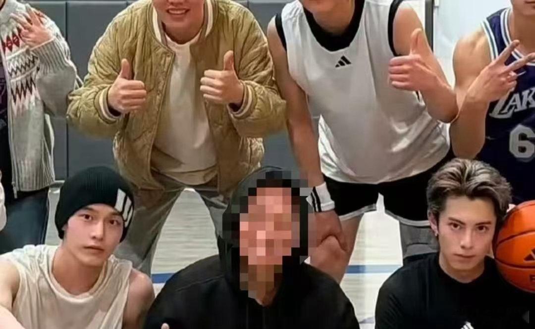 何与朋友晒何与王鹤棣打球照，何与朋友不仅回复网友还点赞“一起蛐蛐差不多，还情敌”