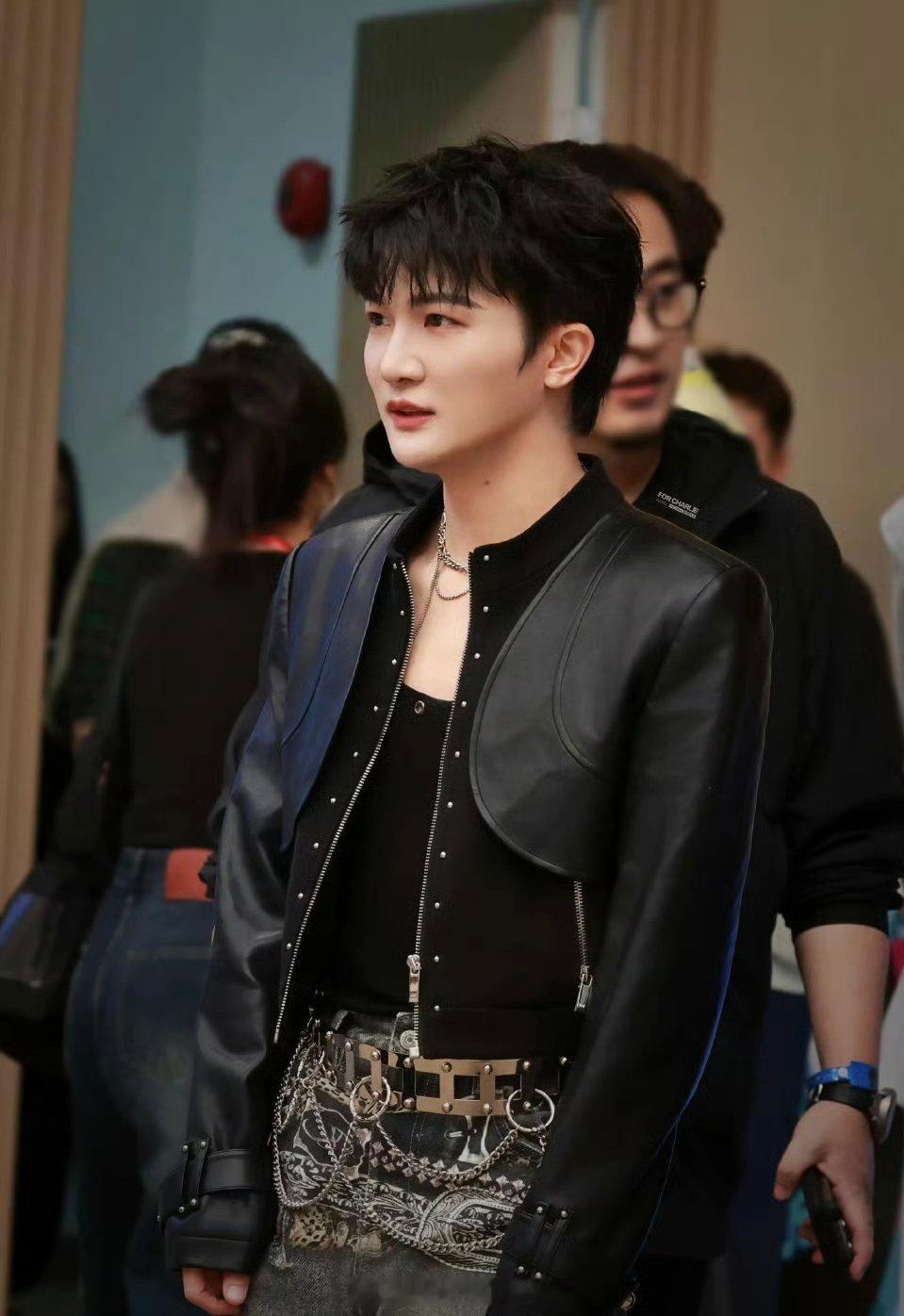 周深今日音乐缘计划发布会饭拍 ​​​好帅[送花花] ​​​