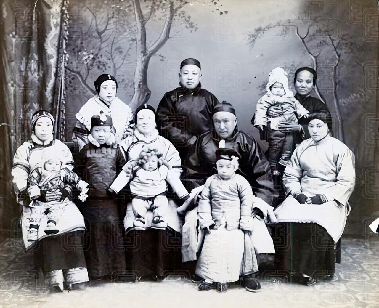 1974年台北，90岁的杨森大婚，洞房花烛夜，17岁娇滴滴的张灵凤握着杨森枯槁的