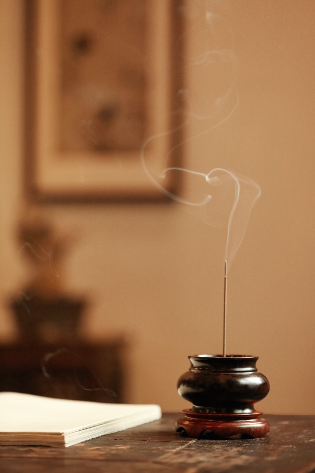 紫光檀 | 明式香炉炉身整挖制成，造型圆润小巧，带非洲酸枝底座，内置磁吸香插，青