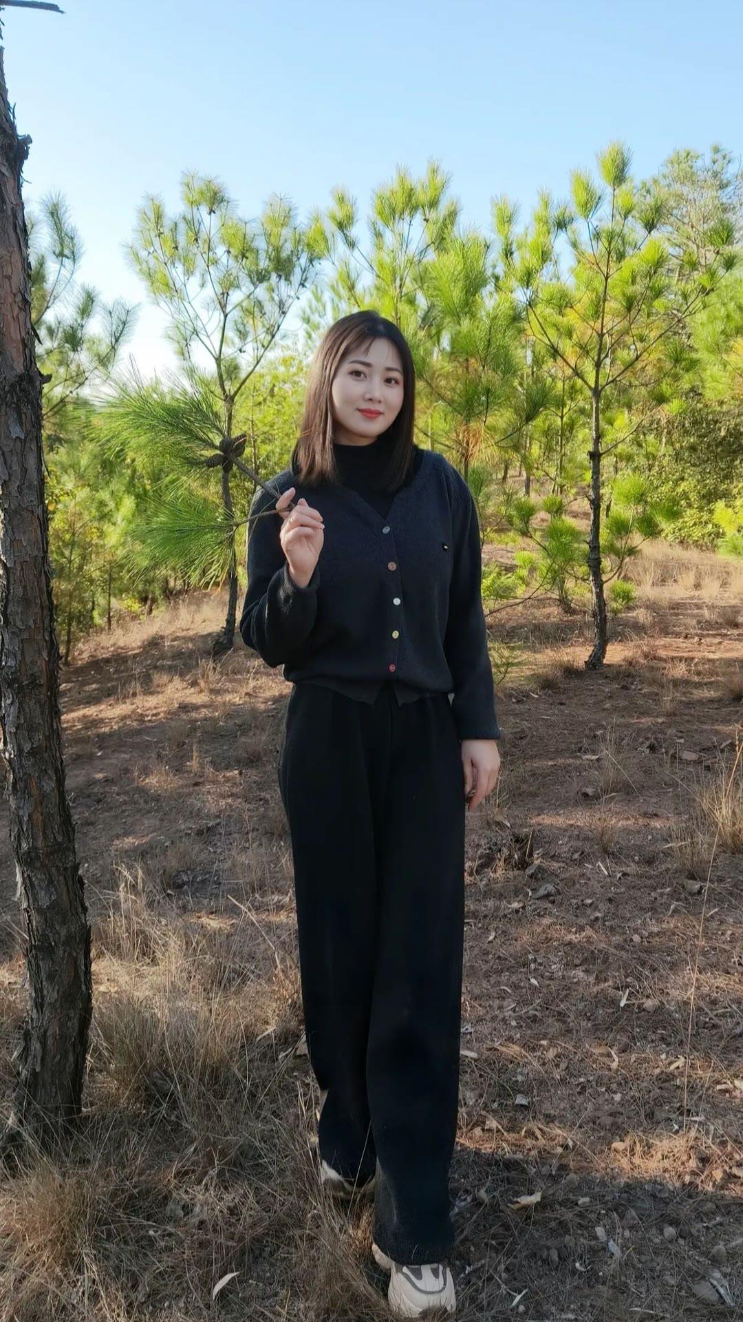 岁月静好，愿你的每一天都如诗如画，平和且温馨。愿时光温柔以待，幸福常伴你左右。?