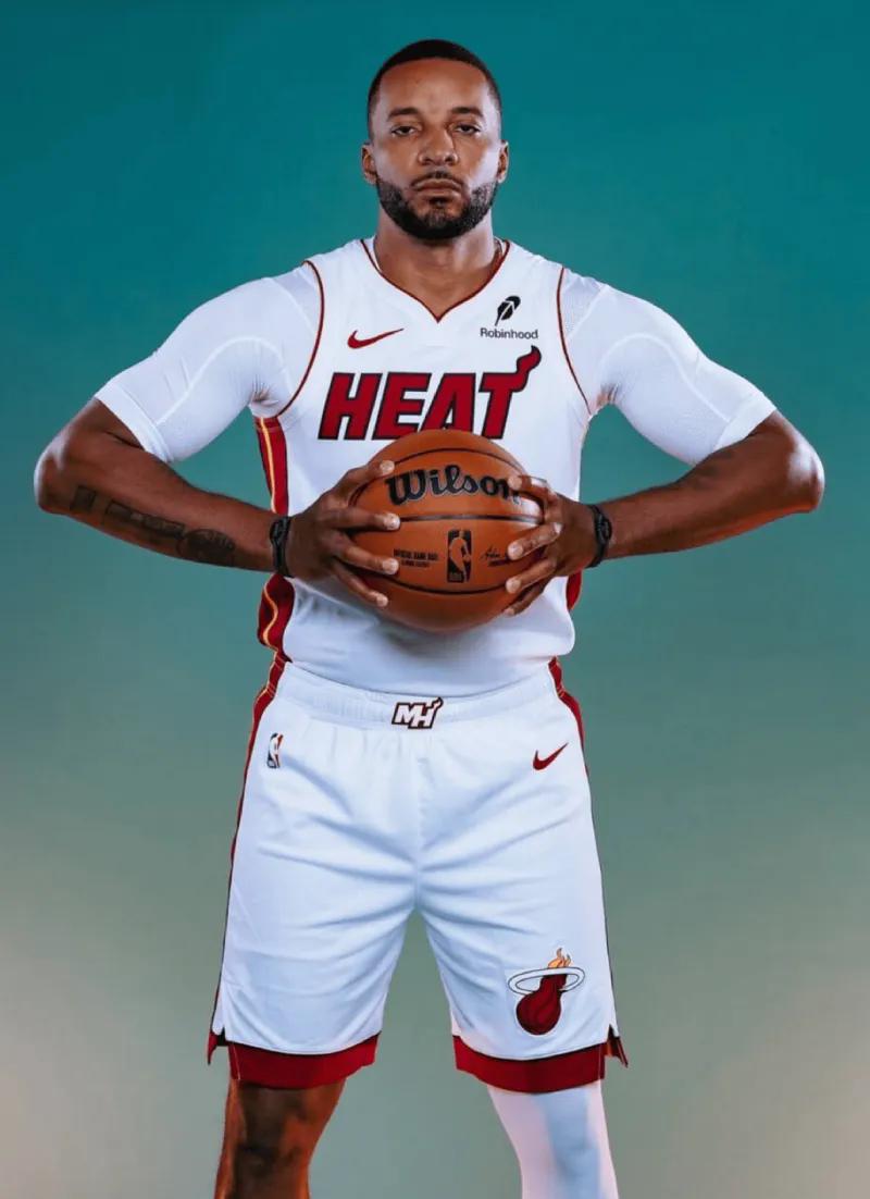 快船管理层要哭晕厕所了，这哪里是鲍威尔啊！这妥妥地鲍科比啊！
超巨级别的水准。