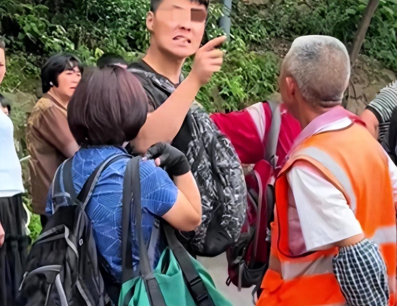“你再打猴子，我打你！”贵州黔灵山公园，一位年迈的白发工作人员拿弹弓驱赶猴子，防