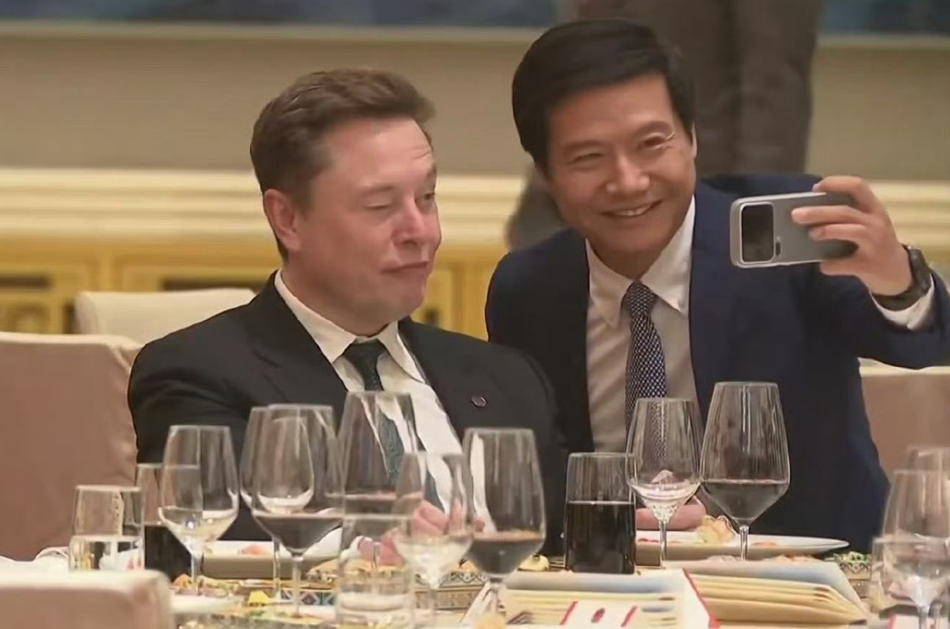 哥俩这确实是老熟人啊，马斯克还做wink呢...我脑补了一下他们俩的对话：马斯克