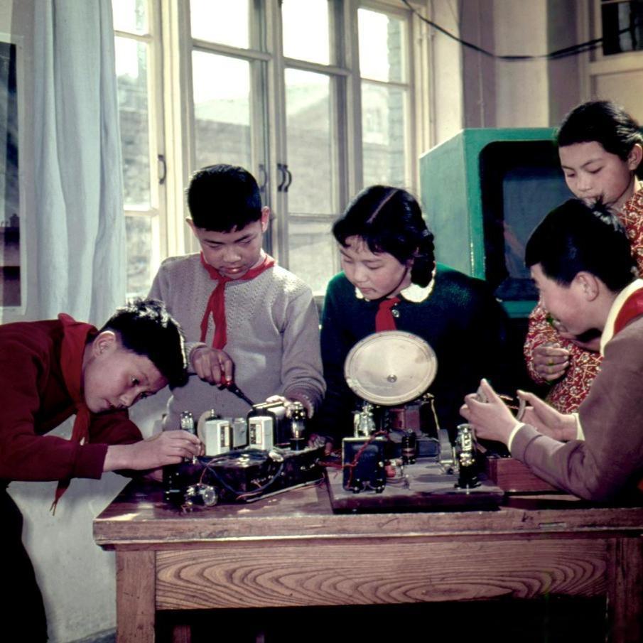 1960年，北京，学校里的无线电研究小组。摄影 敖恩洪 李兰英Beijing, 