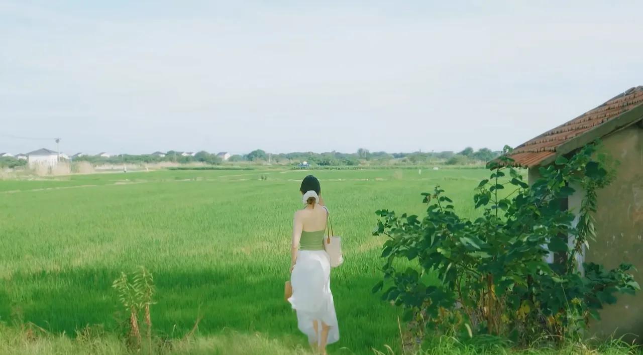 最轻松的生意是开餐饮公司，承包学校餐饮的那种。
不发愁没有客人，做好的饭菜卖不出