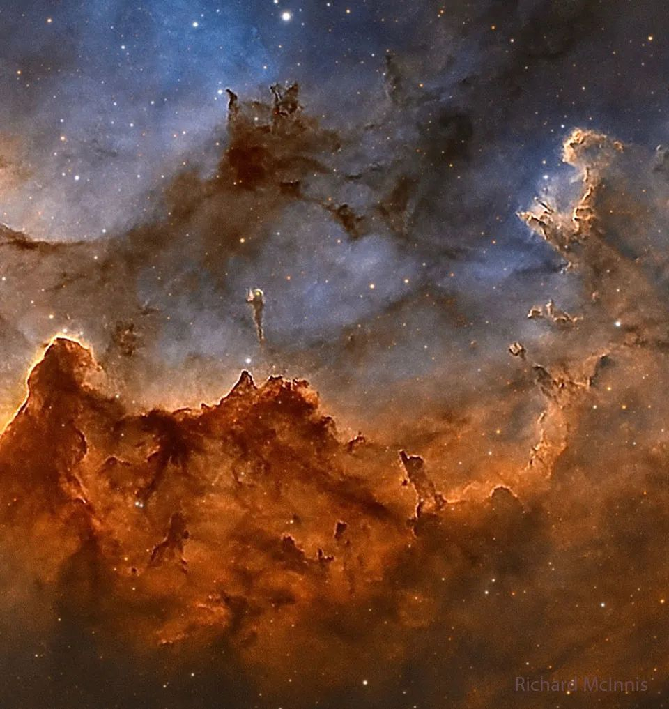 图为特写视角下的巫师星云NGC 7380，在视觉上，星星、气体和尘埃的相互作用形