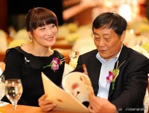 一家可怜人一群子女争产，一国百姓围观。宗先生一生要强，一辈子爱演，得了重病也不愿