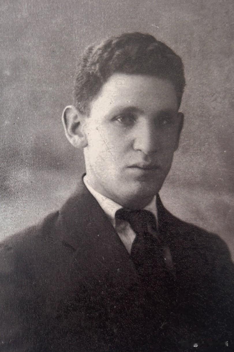 五四运动的发生，引起列宁和共产国际对中国革命的重视，并促使共产国际派员到中国了解