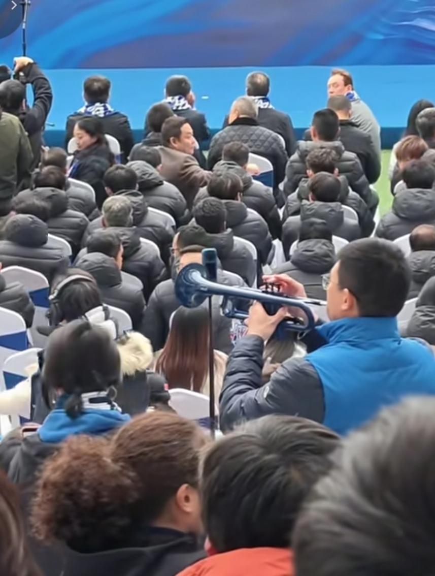 申花这个出征细节力压海港！现场有吹小号助威！让坐在头排的斯卢茨基也回头了，也许这