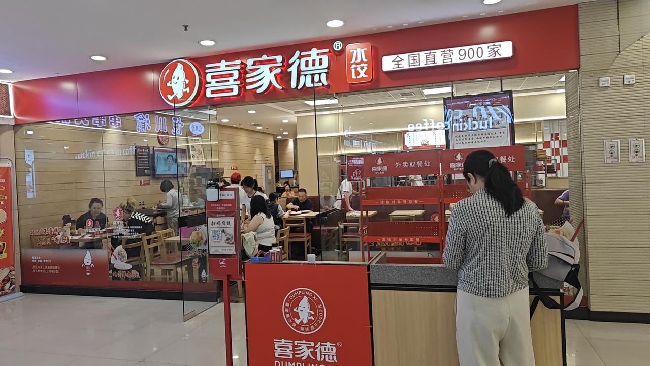 我们昨天在学府路上老华西喝的酒，学府路再早叫清滨路。主人1993年在黑大上大学的