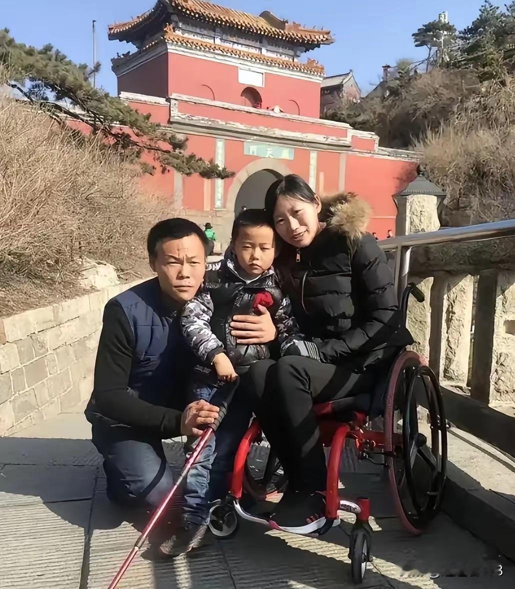 这看似平凡的一家人，实则有着一段令人钦佩不已的经历。照片中的女人年轻时为了追求爱
