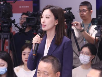 中国记者连环发问，把联合国秘书长问到结巴、语塞、脸都绷不住。

中国驻联合国记者