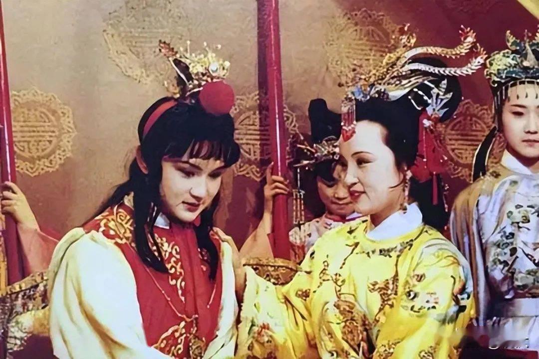宝玉给怡红院作诗，写到庭院环境，用“红妆”比喻海棠，用“绿玉”比喻芭蕉。后来又把