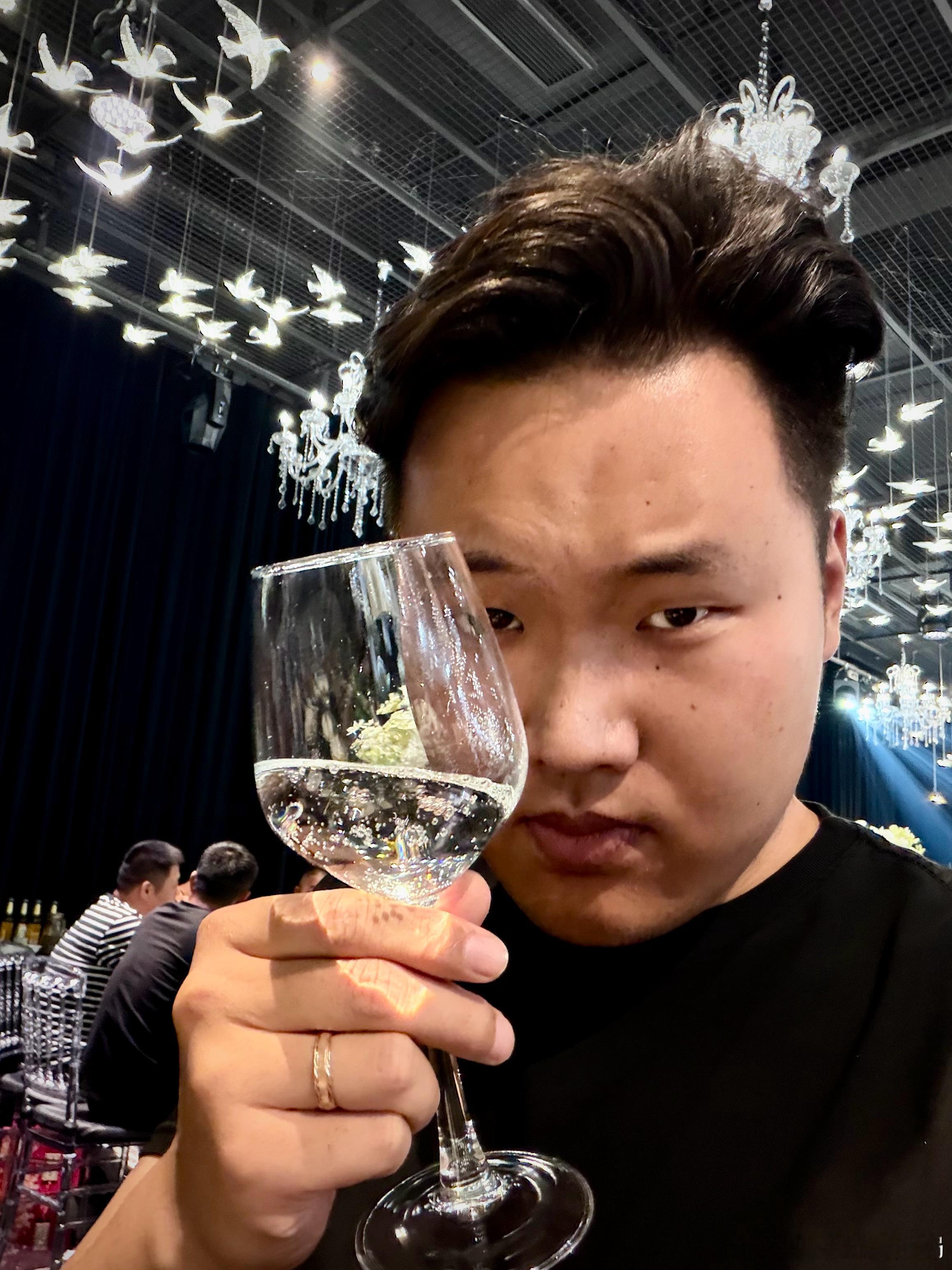 今天来喝发小的喜酒…以前老房子在一个小区，他妈跟我妈先认识的我刚才想起一个非常恐
