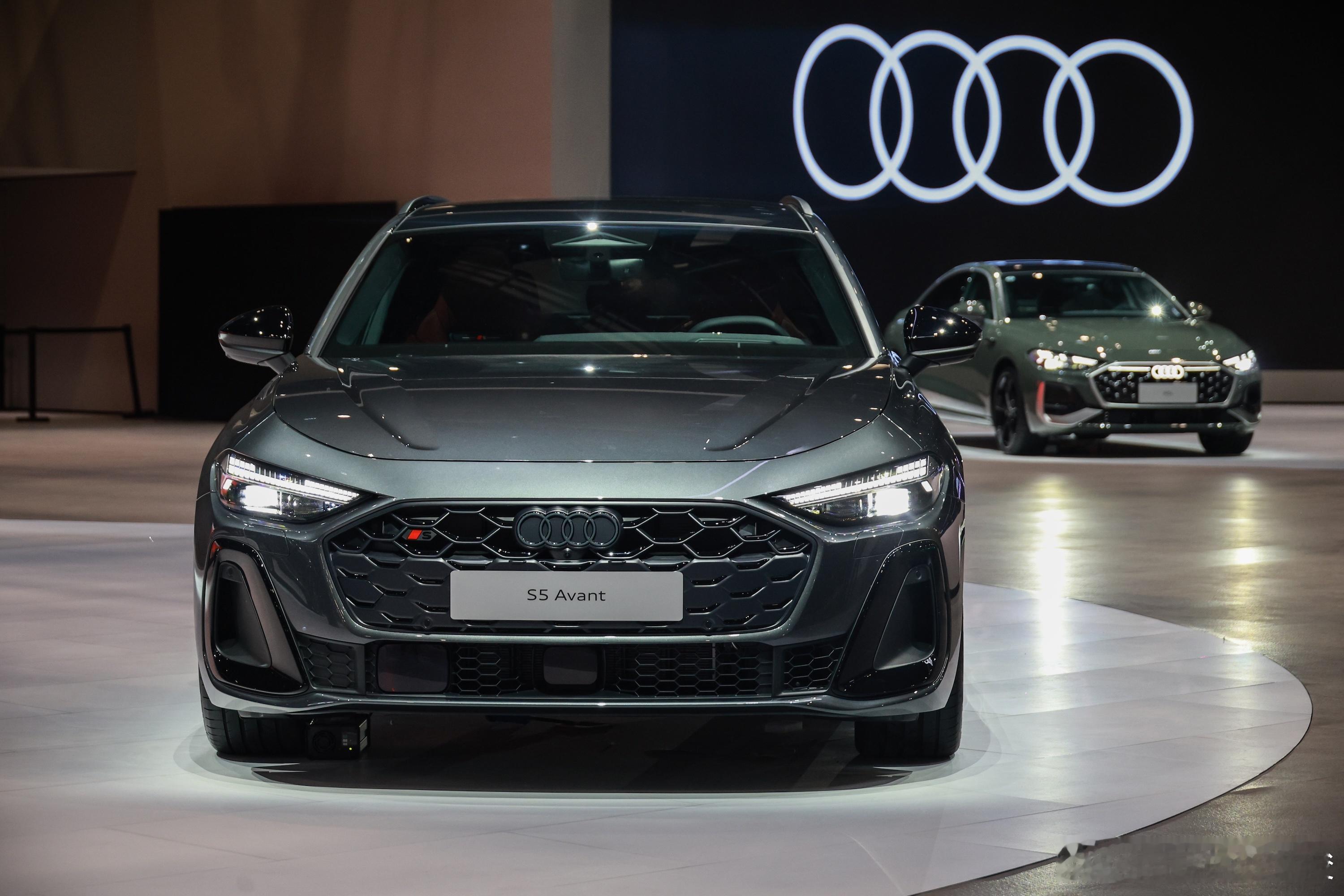 北京车展奥迪展台看了两款车，一个是售价 113.98 万的SQ8 ，另一个是帅气