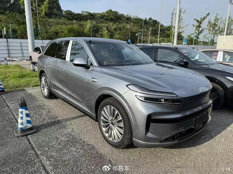 乐道 L90 七座版来了，抢先看[酷]易车拍到了一组图，可以看到座椅采用 2+3