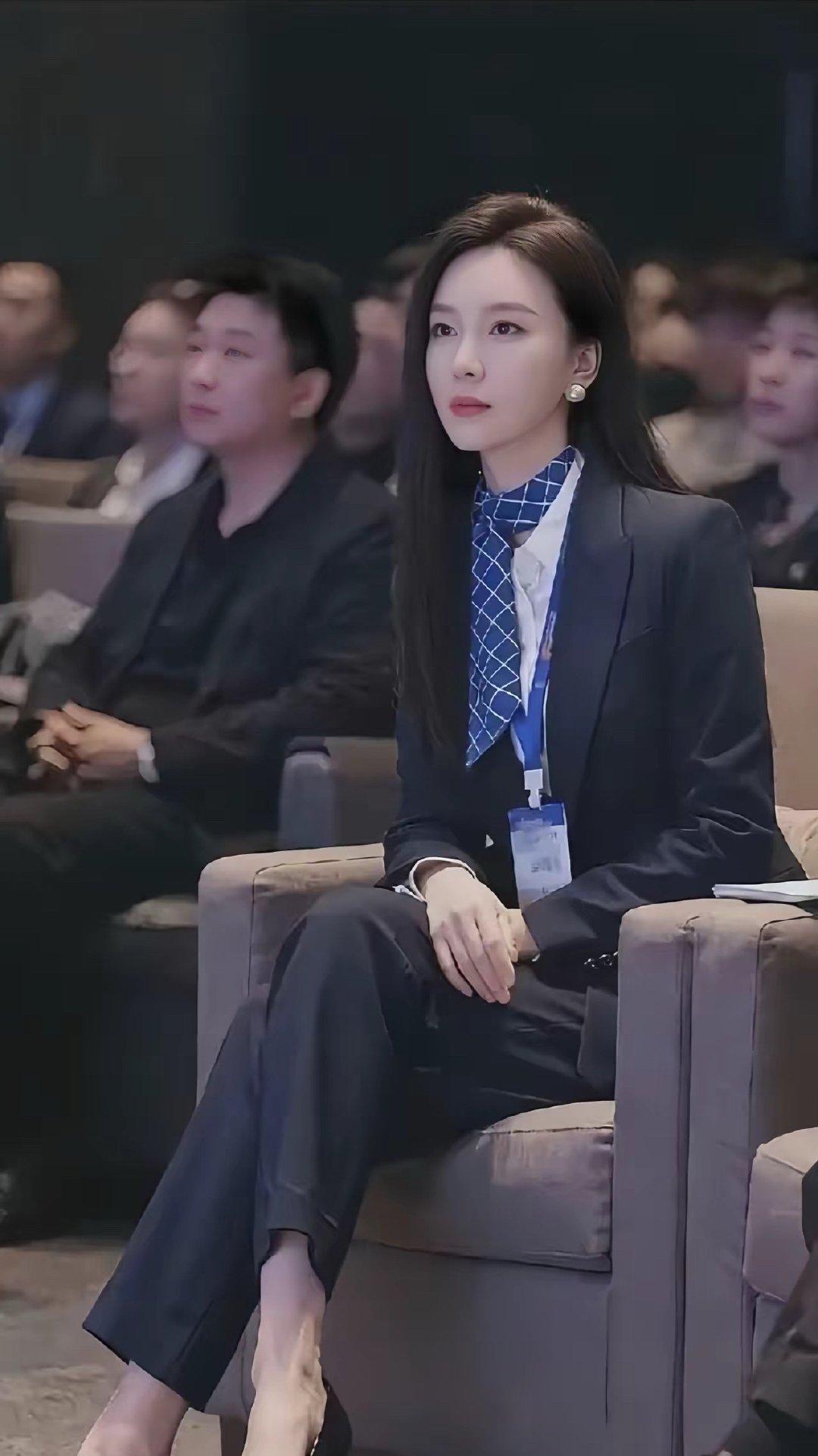 这女人怎么这么像短剧里面的豪门千金形象，也是短剧里面霸道女总裁的形象，去演短剧根