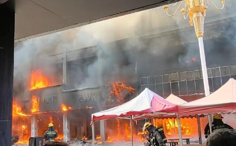 一家商铺起火，火烧连营，殃及多家商铺，财物尽毁，幸未造成人员伤亡。今天（3月14