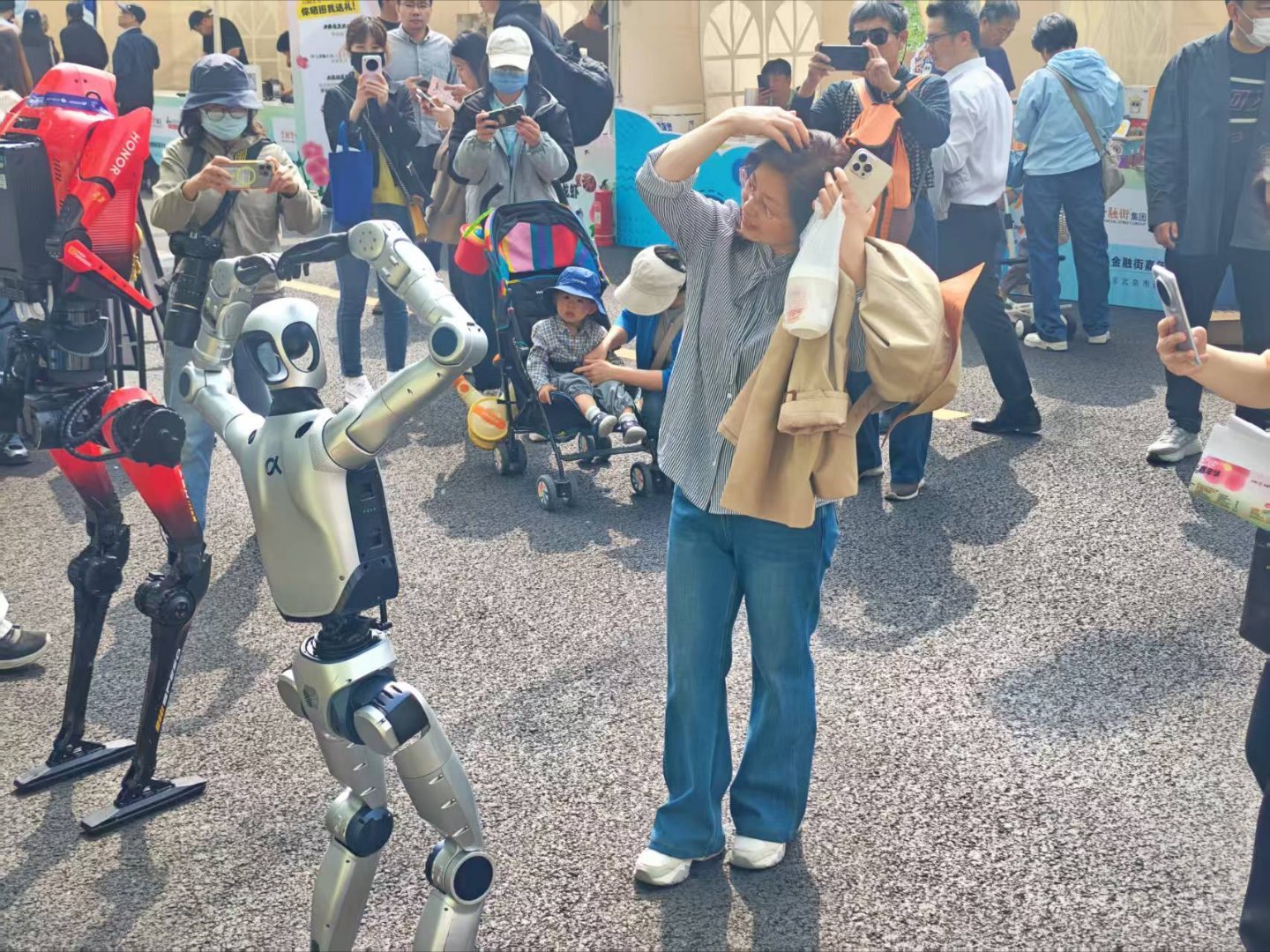 春天的顶级浪漫，是赛博黑科技与温柔春光的双向奔赴！刚在马拉松赛场封神的荣耀机器人