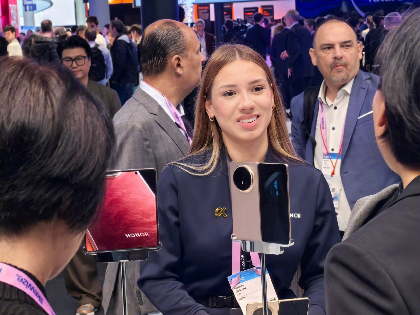 mwc2026 跟华为展厅的男性技术专家讲解员不同，展厅是一色的外籍年轻披肩发美