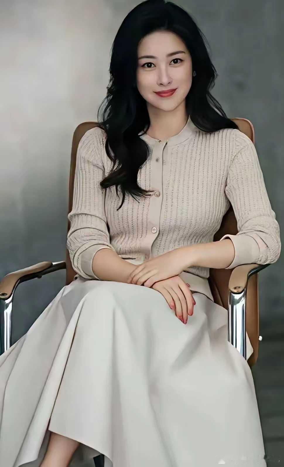 朱珠这一身，是“温柔不是甜腻”的标准答案！浅杏套装不是软塌塌的甜，是针织肌理里藏