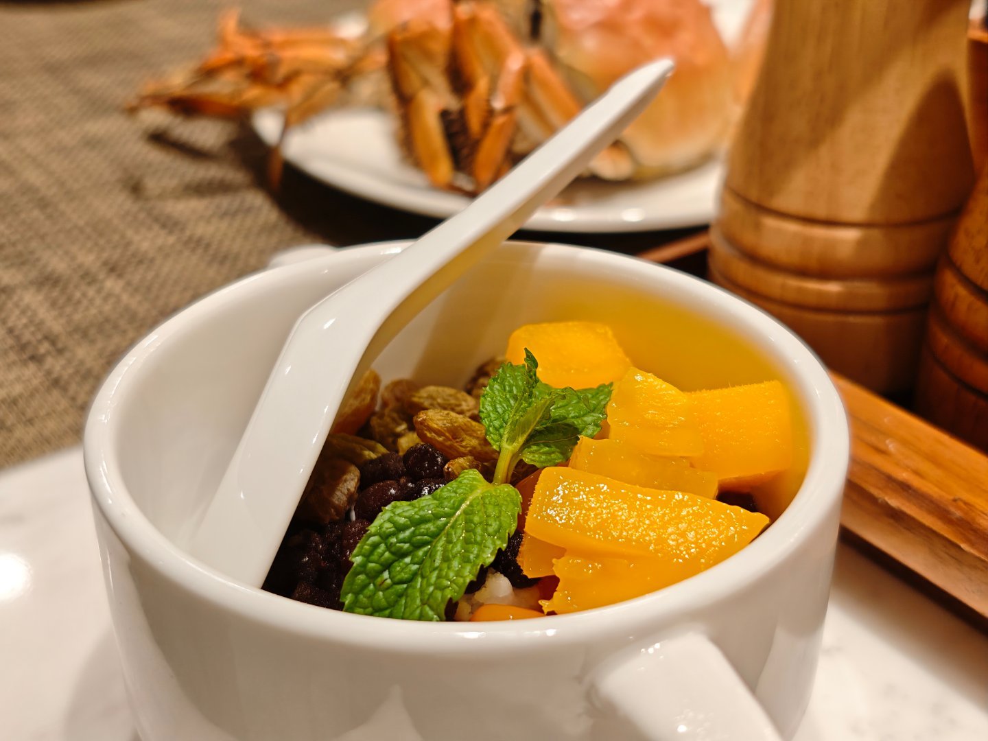 不知道名字，但是这个小甜品做的有点意思，椰树椰汁加干冰形成小冰球球，上面加红豆葡