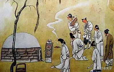 今天说一个人去世后传统的丧葬习俗。
在中国基本上人去世后下葬的习俗有三种，顶葬，